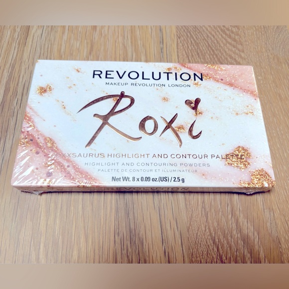 Revolution Make Up Highlight and Contour Pallet - Picture 2 of 4